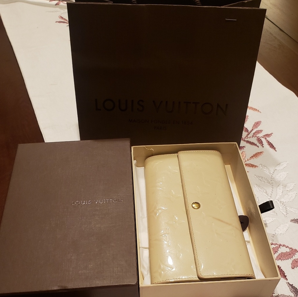 LOUIS Vuitton vernis wallet